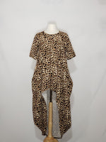 Load image into Gallery viewer, Short Sleeve High Low - Leopard w/ pockets
